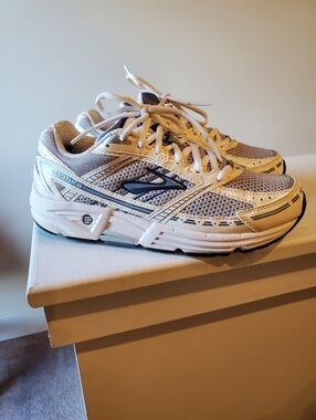 Brooks Running Shoes Women’s 7.5 White Gray Athletic Sneakers Comfort Walking